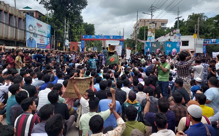 ময়মনসিংহে শহরজুড়ে কোটাবিরোধীদের বিক্ষোভ মিছিল