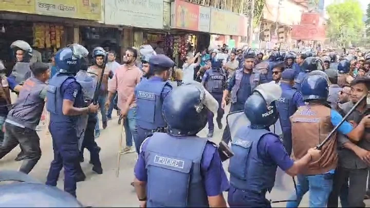 বান্দরবানে আন্দোলনকারী শিক্ষার্থীদের উপর ছাত্রলীগের অতর্কিত ধাওয়া