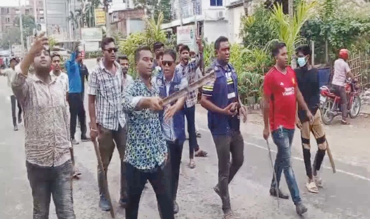 সাতক্ষীরায় কোটা আন্দোলনকারী সঙ্গে ছাত্রলীগের ধাওয়া-পাল্টা ধাওয়া