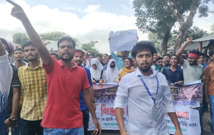 কোটা সংস্কারের দাবিতে শরীয়তপুর-চাঁদপুর মহাসড়ক অবরোধ