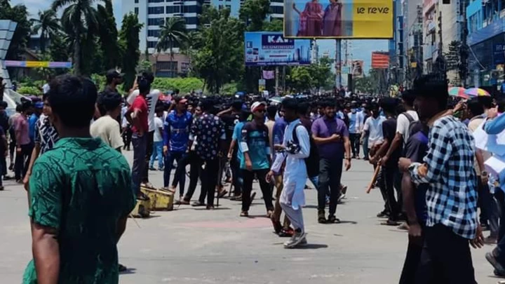 খুলনায় পু‌লি‌শের মু‌খোমু‌খি আ‌ন্দোলনরত শিক্ষার্থীরা