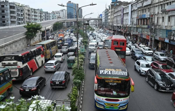 চেনা রূপে ফিরছে ঢাকা