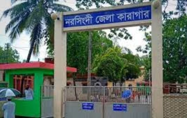 নরসিংদী কারাগার থেকে পলাতক ২১৬ বন্দির আত্মসমর্পণ