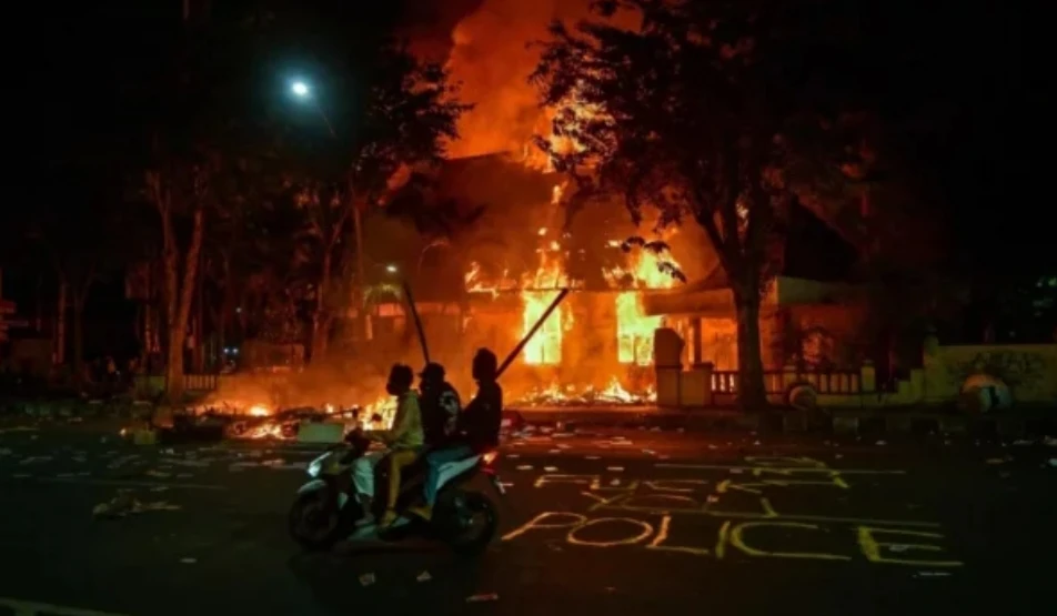 ইন্দোনেশিয়ায় অর্থমন্ত্রীর বাড়িতে হামলা-ভাঙচুর ও লুটপাট