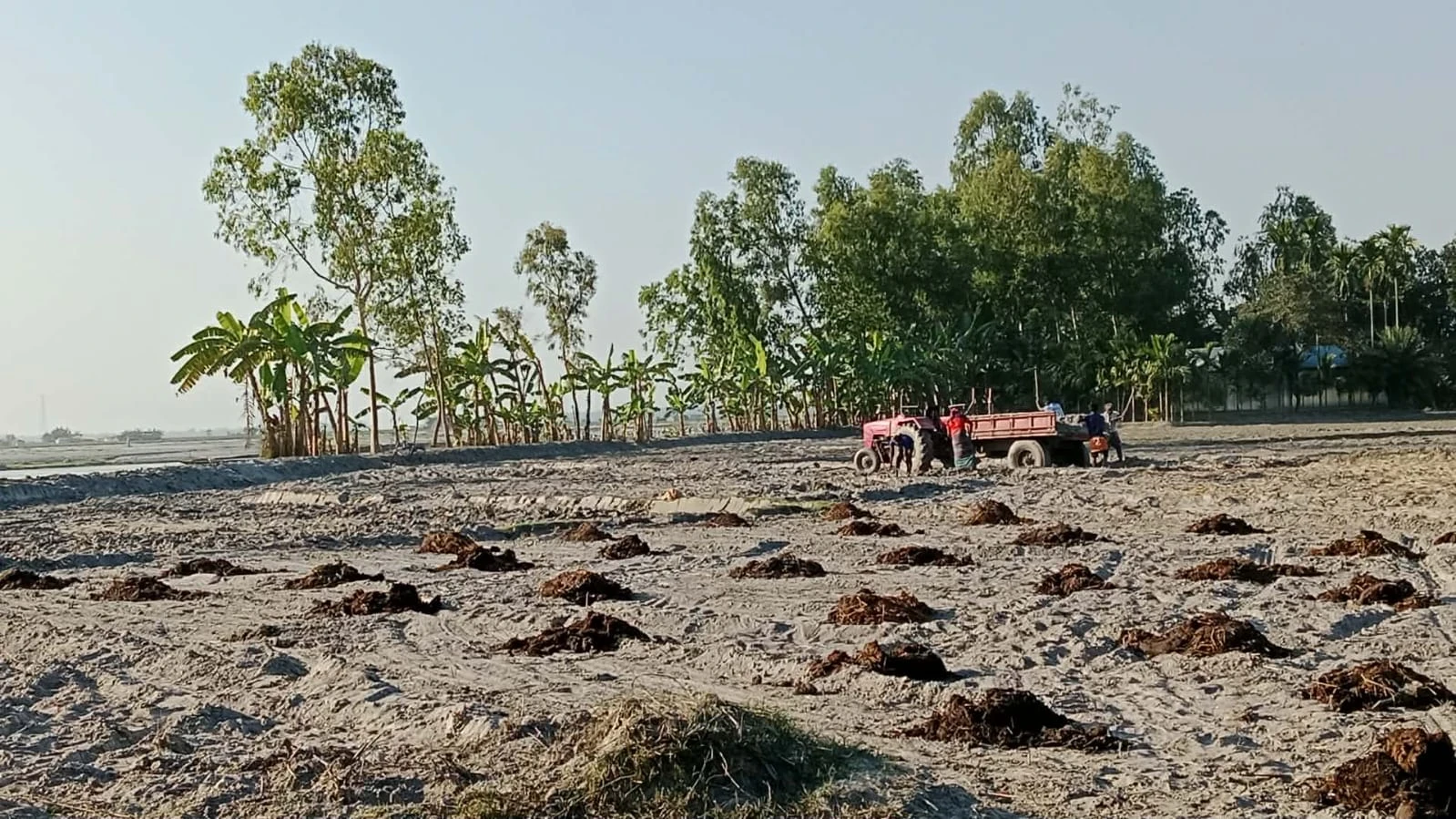 হাতীবান্ধায় নদীতীর ও ফসলি জমিতে চলছে অবাধে মাটি লুট: হুমকির মুখে কৃষি ও যোগাযোগ ব্যবস্থা