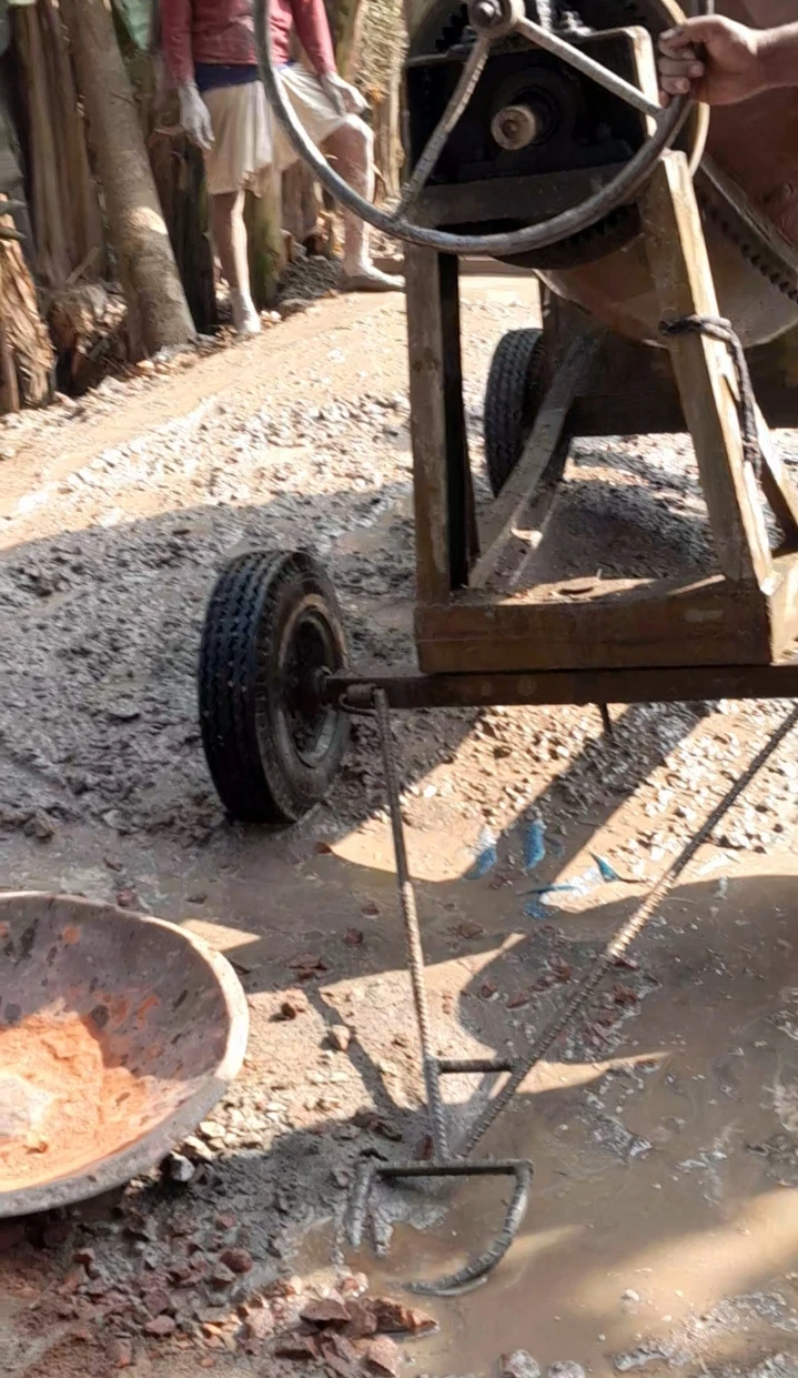 বালুর পরিবর্তে ভিটি ব্যবহার করে ঢালাই রাস্তা নির্মাণ, সাপ্টিবাড়ী ইউনিয়নের ৭নং ওয়ার্ডে অনিয়ম ও অন্যায়ের অভিযোগ