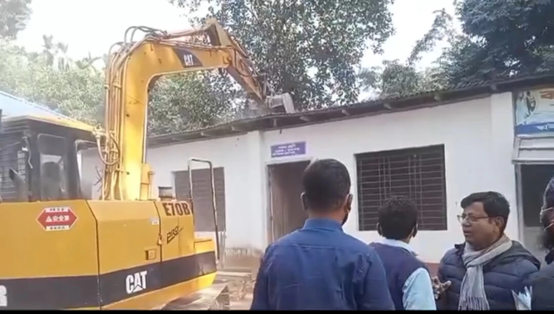হাতীবান্ধায় জেলা পরিষদের জমিতে অবৈধভাবে গড়ে ওঠা স্কাইলার্ক স্কুল উচ্ছেদ