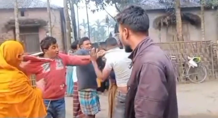 গোসলের সময় গৃহবধূকে দেখার অভিযোগ, বিচার নয় বরং ছুরি—আতঙ্কে বুড়িমারী