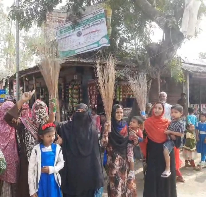 লালমনিরহাট-২ আসনের বিএনপি প্রার্থীর বিরুদ্ধে ঝাড়ু মিছিল