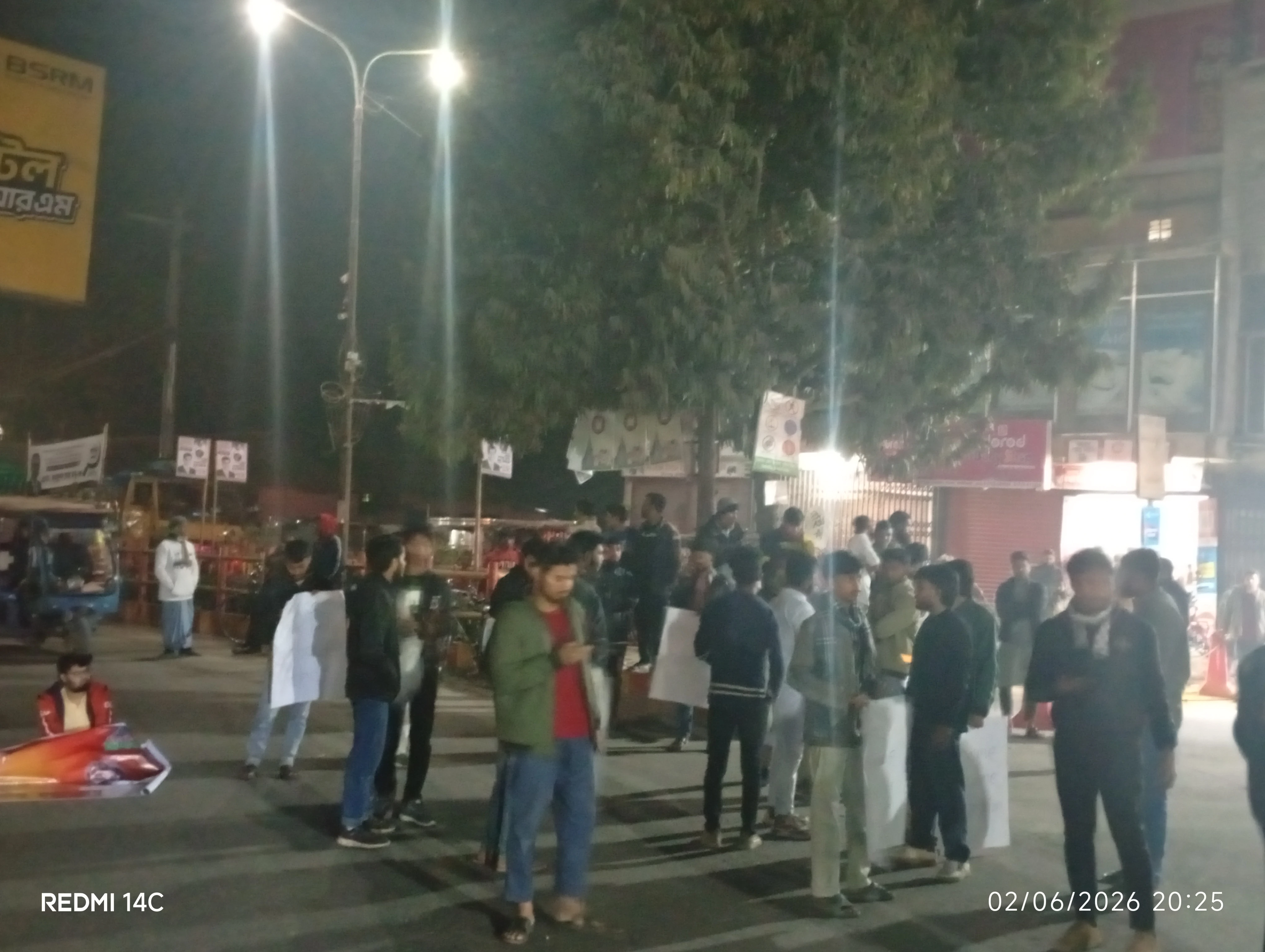 হাদি হত্যার বিচার দাবিতে লালমনিরহাটে ছাত্রদের অবরোধ, মিশন মোড়ে উত্তাল পরিস্থিতি