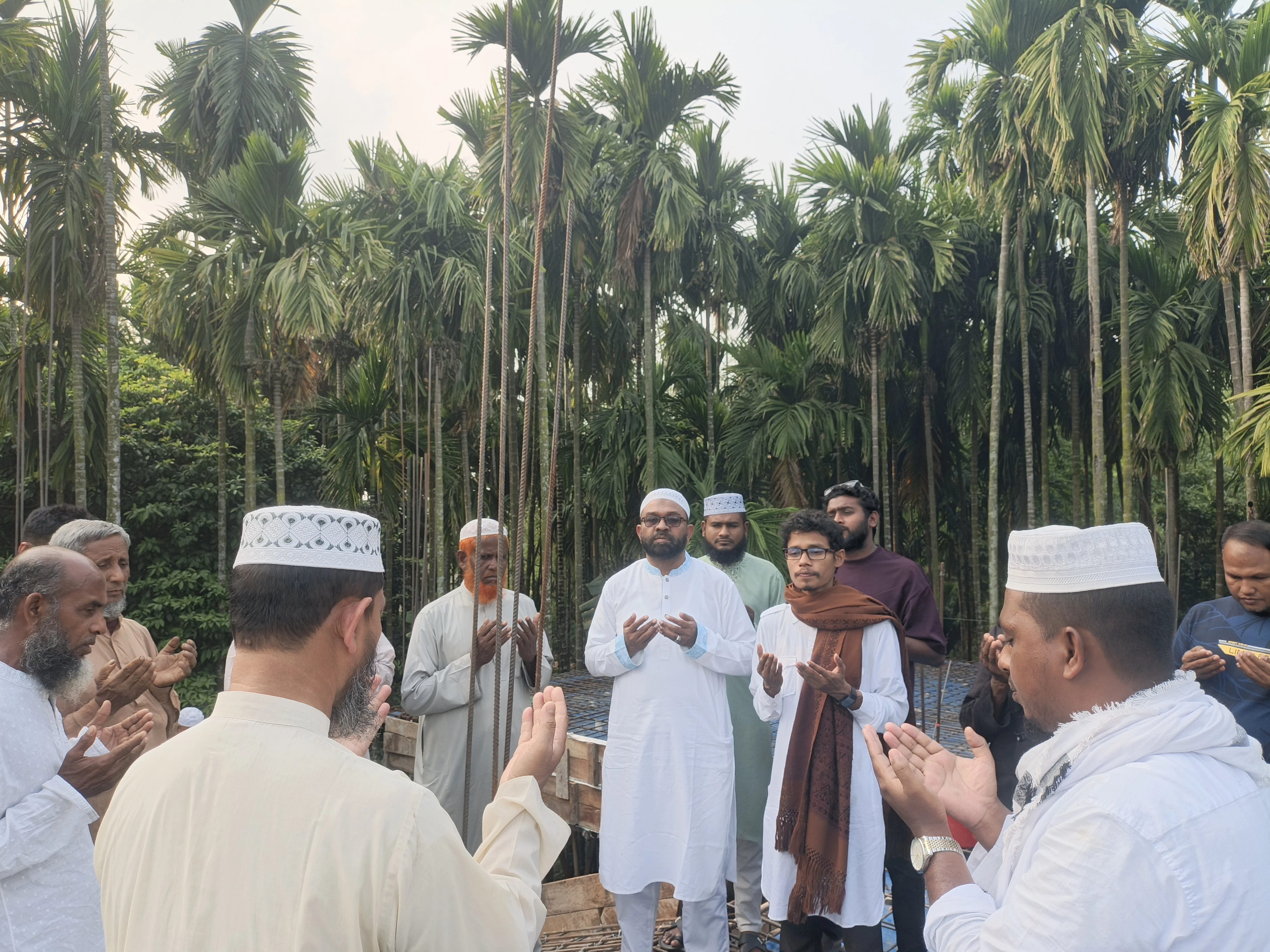 হাতীবান্ধায় সাতভাইপাড়া নূরানি ও হাফেজিয়া মডেল মাদ্রাসার ছাদ ঢালাই কাজের উদ্বোধন